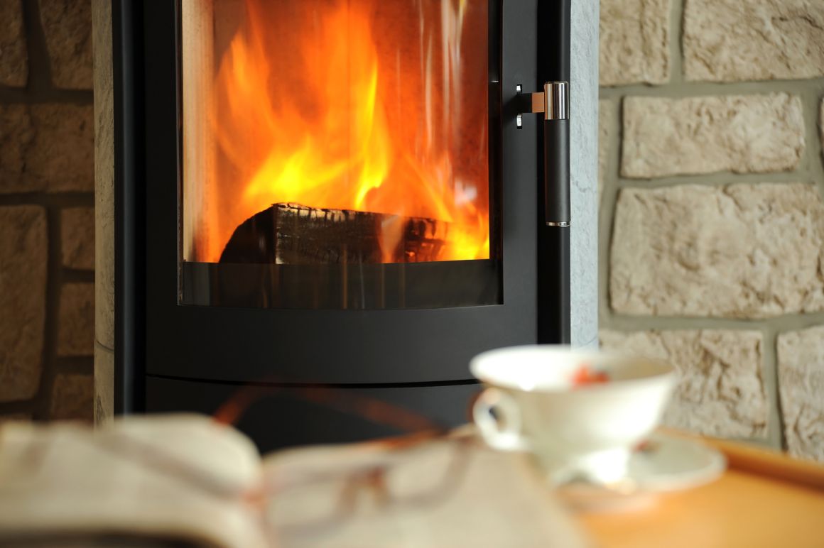 Holzfeuer im Kaminofen mit Wassertasche