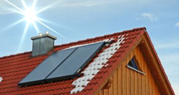 Haus mit Solarthermie-Kollektoren auf dem Dach