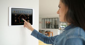 Mit einer Klimaanlage für die Wohnung sorgen Verbraucher für eine kühle und angenehme Atmosphäre an heißen Sommertagen.