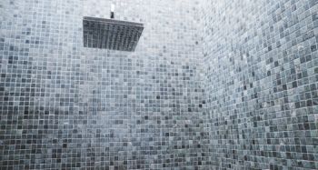 Barrierefreie Dusche mit Regenbrause