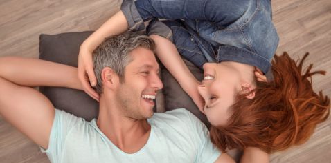 Pärchen senkt Kosten der Fußbodenheizung mit Förderung