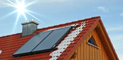 Haus mit Solarthermie-Kollektoren auf dem Dach