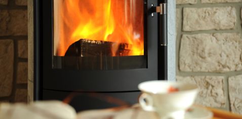 Holzfeuer im Kaminofen mit Wassertasche