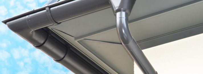 Ein Heizband in der Dachrinne